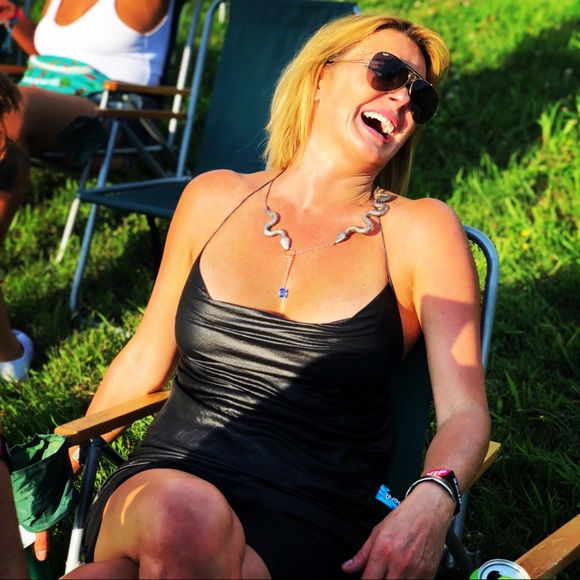 Meet your Posher, Amanda - Picture 2 of 2